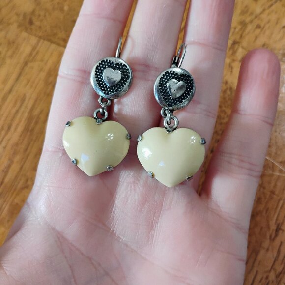Cream heart dangle earrings - Picture 1 of 2